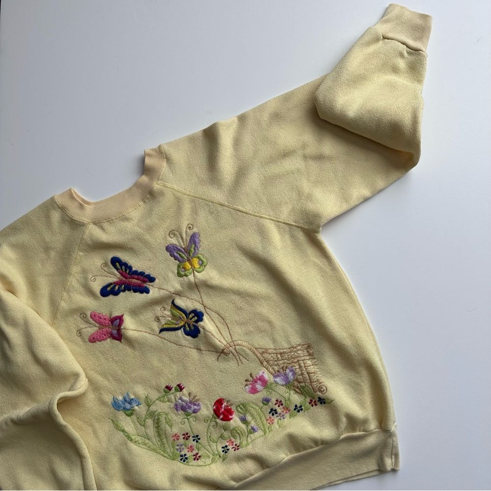 Vintage Sweatshirt with Butterfly Embroidery Women’s Size‎ Medium Yellow - Picture 7 of 11